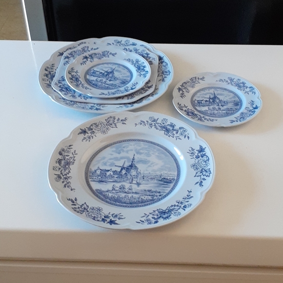 Johnson Brothers Other - 5 piece Johnson Brothers dinnerware